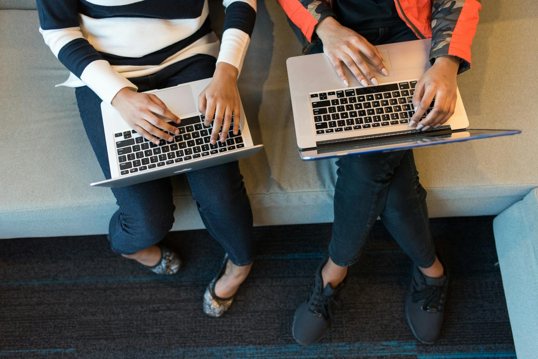 Photo by Christina Morillo on <a href="https://www.pexels.com/photo/two-people-holding-macbook-pro-1181275/" rel="nofollow">Pexels.com</a>